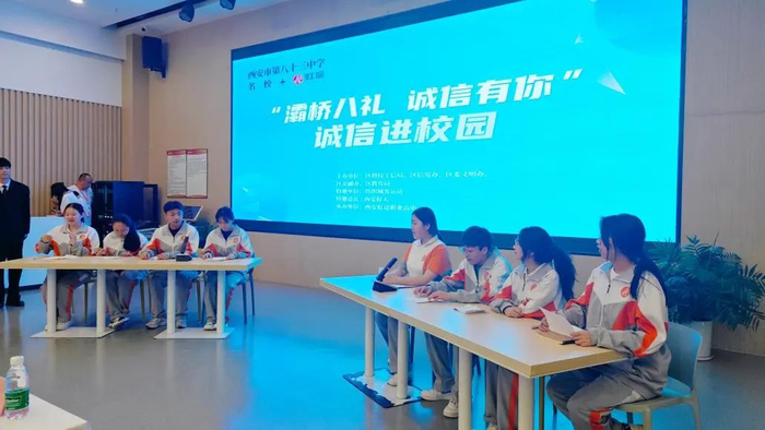 广泛开展各类文明实践,文明礼仪宣传活动,引导广大青年学生,企业代表