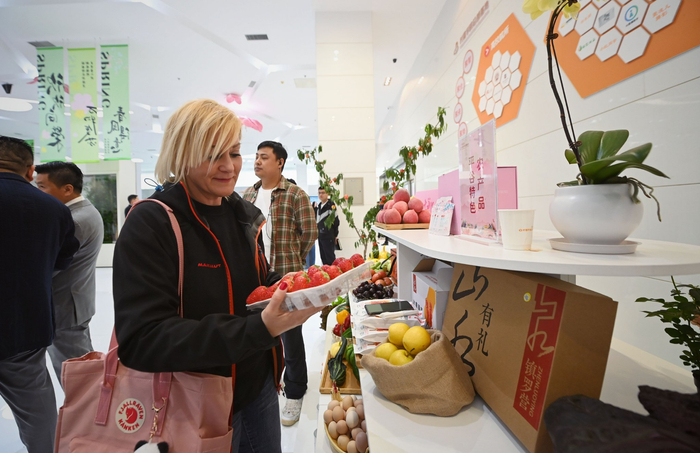 4月29日，中国乐谷·村播学院总部基地，一位嘉宾在参观平谷特色农产品。新京报记者 薛珺 摄