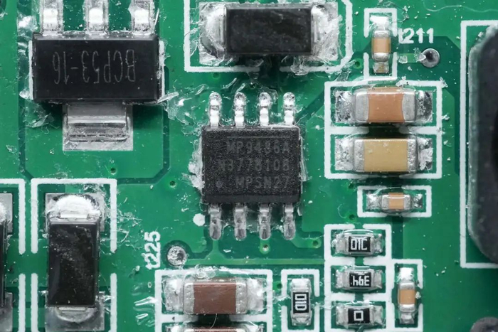 拆解报告:隆鑫1650w 1024wh便携式户外电源