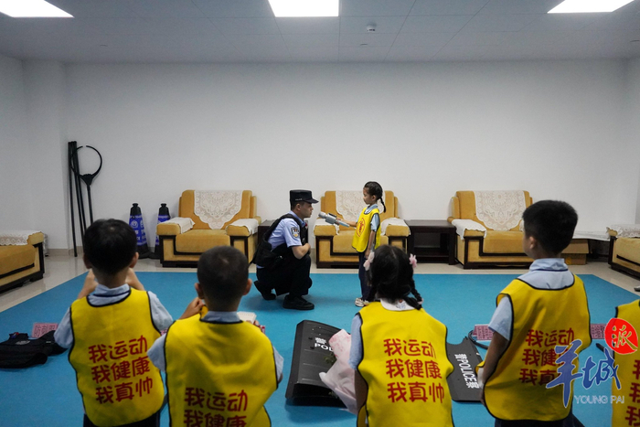 "五一"前夕,一群"小记者"采访了移民管理警察