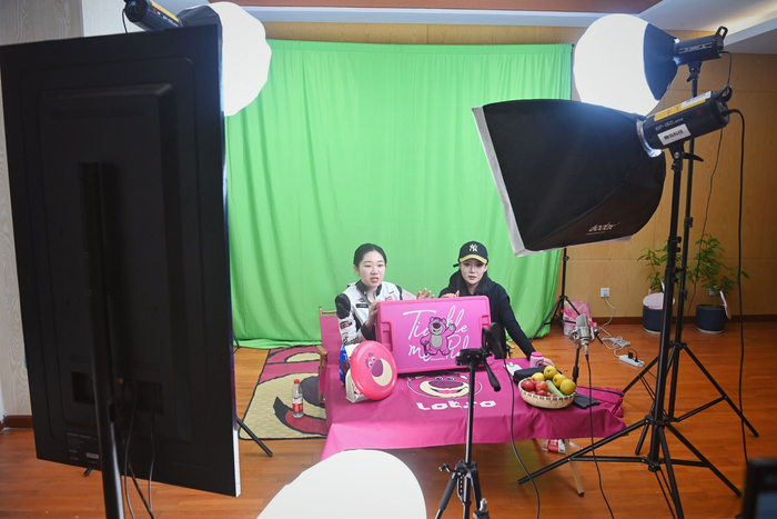 4月29日，中国乐谷·村播学院总部基地，两位主播在进行直播。新京报记者 薛珺 摄