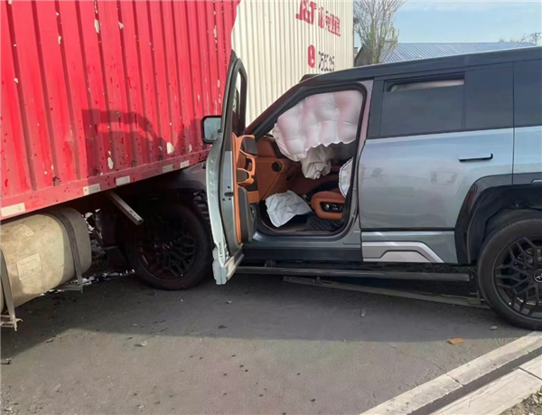 仰望u8追尾大货车 网友感慨车身实在太硬了