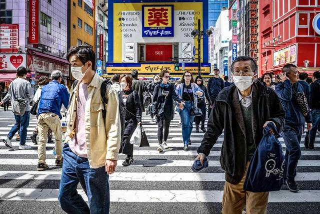 4月11日，日本东京，游客行人在秋叶原购物区。