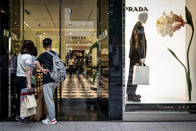 2023年10月1日，日本东京，中国国庆假期期间，中国游客在银座一家商店外等候。