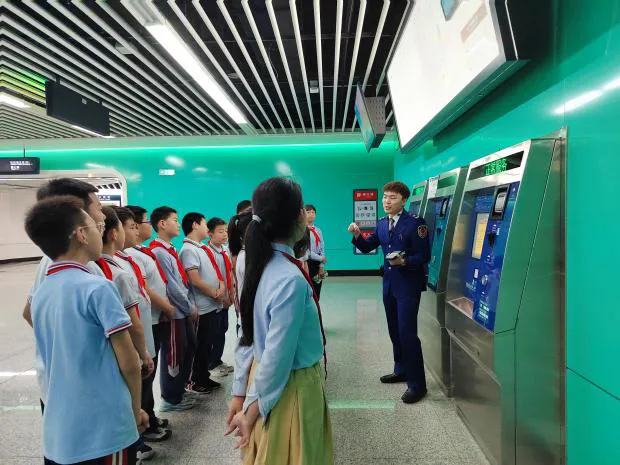 灞桥区东城三小:探寻地铁奥秘  感受科技魅力