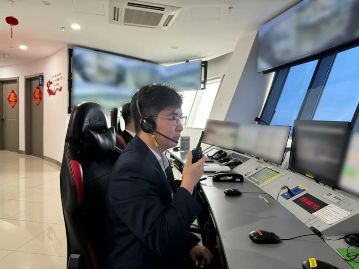 海口美兰国际机场机坪塔台管制员正在指挥飞机起降