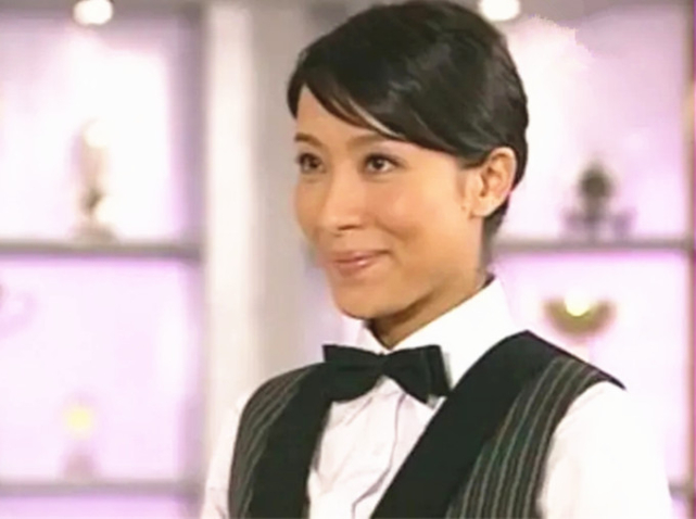 1999年,杨怡刚从第13期tvb艺人训练班毕业.