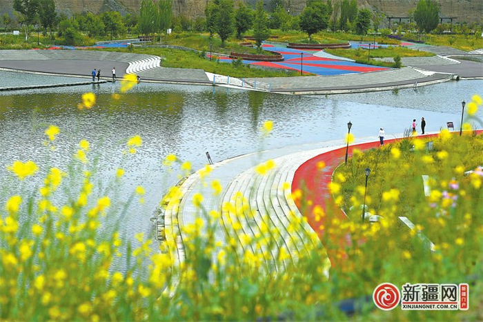 乌鲁木齐县天山大峡谷景区十二连湖景点是此次马拉松比赛的必经之路。（本网资料图片）