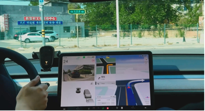网友路透图：百度地图车道级导航特斯拉版