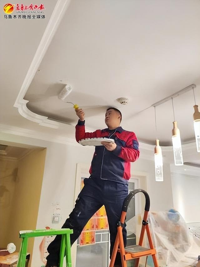 　　在世界公元小区居民家中，乌鲁木齐市万润物业服务有限公司红色物业维修志愿服务队免费为居民维修。记者王媛媛摄