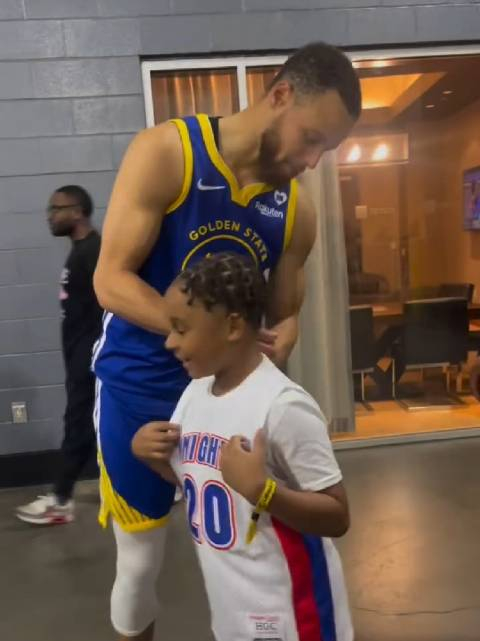 这个瞬间,这个孩子会铭记一生吧 库里真的好暖_手机