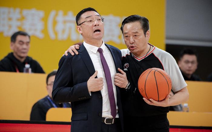 主裁判崔哲雄（右）向上海男篮主帅刘鹏解释判罚。 图/新华社