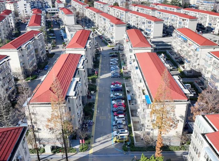 2023年12月21日，在江苏省南通市崇川区新城桥街道易家桥贰号院，车辆在“潮汐泊位”停放整齐