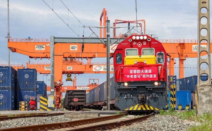 泰马全铁快速直达货运列车在位于成都市青白江区的成都国际铁路港