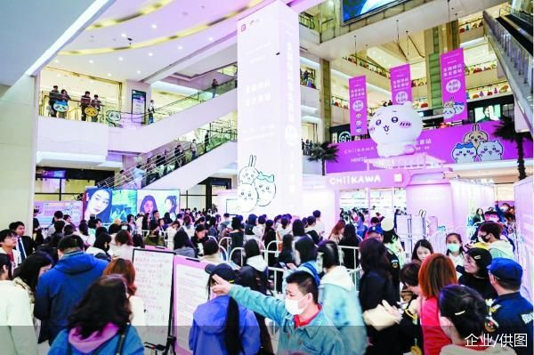 消费者在朝阳大悦城打卡Chiikawa主题快闪。企业/供图