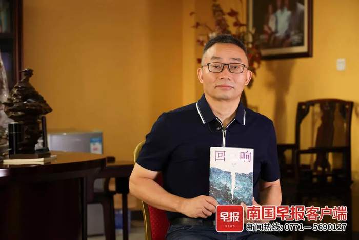 ▲东西和他的长篇小说《回响》。