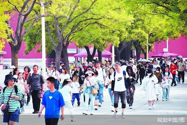 游客在故宫博物院游览。视觉中国/图