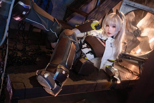 《少女前线2:追放》佩里缇亚cosplay