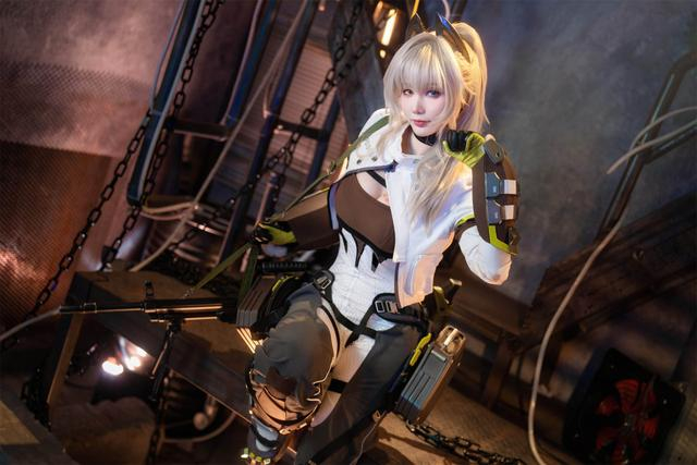 《少女前线2:追放》佩里缇亚cosplay