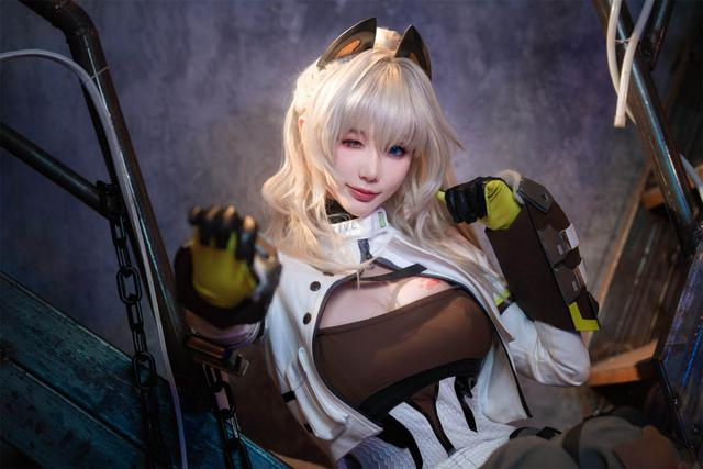 《少女前线2:追放》佩里缇亚cosplay