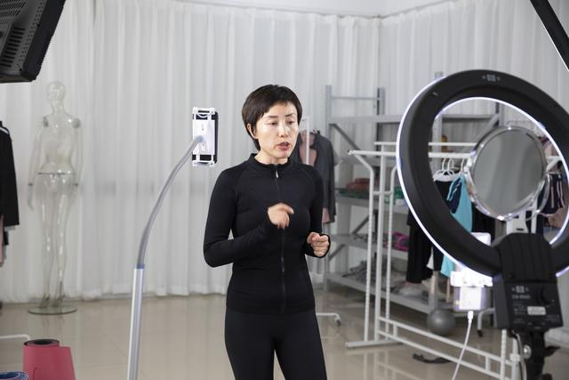 电商直播间。田嘉/李杰 等摄