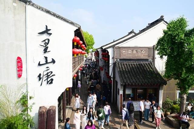 苏州山塘街迎五一节前客流高峰