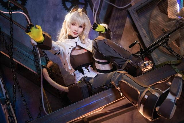 《少女前线2:追放》佩里缇亚cosplay