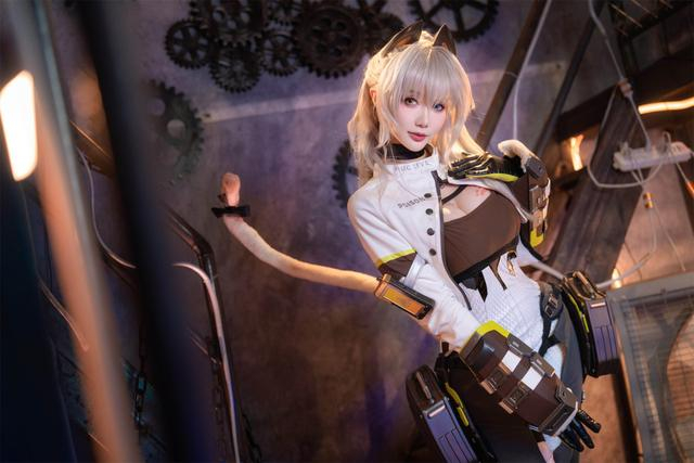 《少女前线2:追放》佩里缇亚cosplay