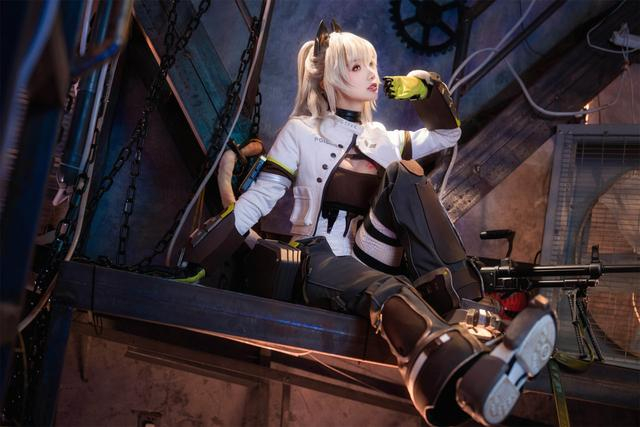 《少女前线2:追放》佩里缇亚cosplay
