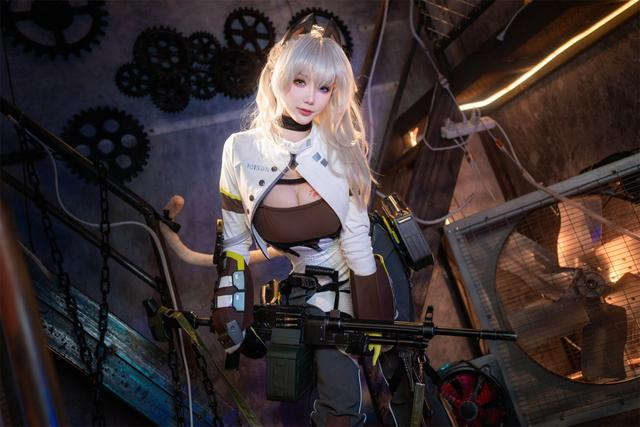 《少女前线2:追放》佩里缇亚cosplay