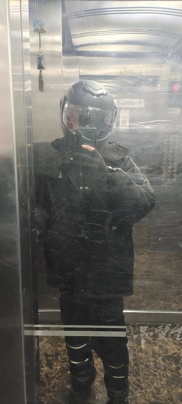 送外卖下楼的电梯里。（图/讲述者供图）