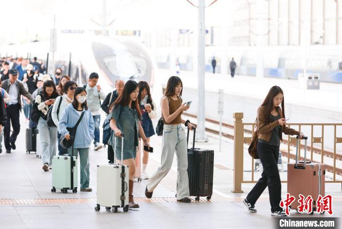 北京北站迎"五一"节前客流高峰