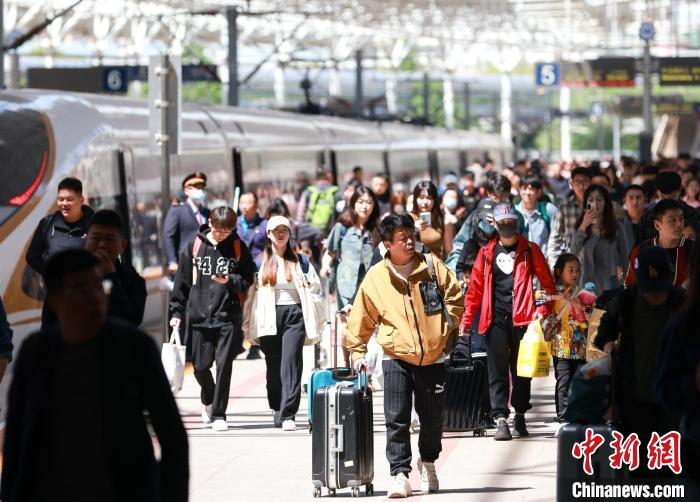 北京北站迎"五一"节前客流高峰