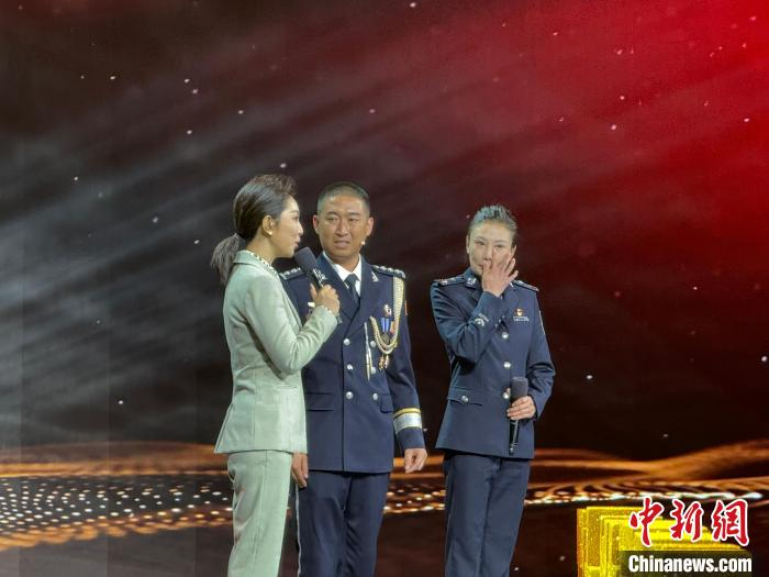 "90后"移民管理警察携妻戍边戈壁,获"北疆楷模"称号