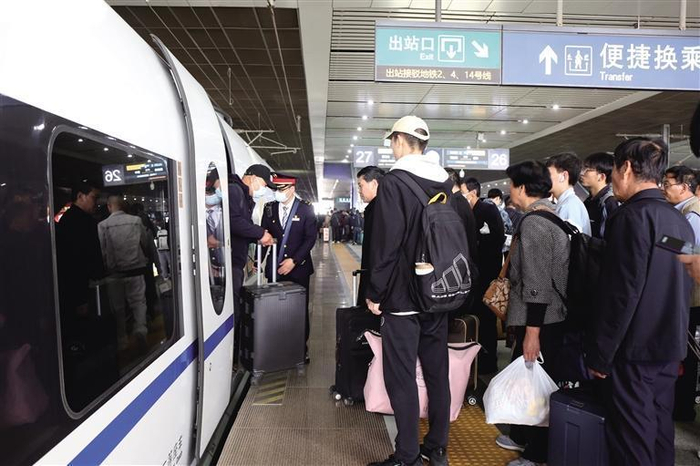     兰州西站站台上正在排队乘车的旅客