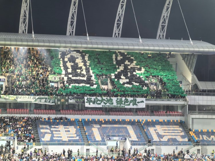 在泰达足球场的客队看台上,国安远征球迷打出了"国安"字样的tif