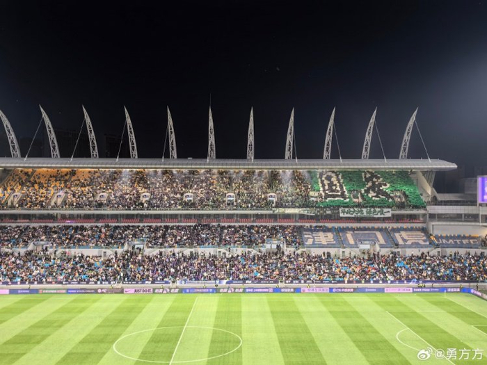 在泰达足球场的客队看台上,国安远征球迷打出了"国安"字样的tifo,在