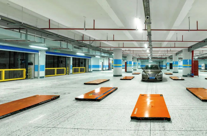 2022年12月，蜻蜓·公园采用“夹持式”AGV智能停车设备，实现无人值守的智能化管理模式。图为停车场内景