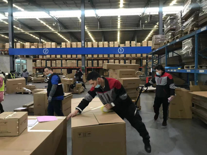快递员在奇瑞物流仓发货。（顺丰供图）