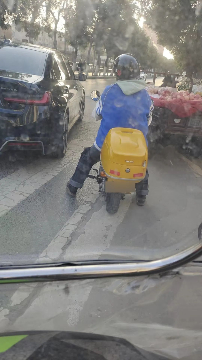 “路上看见一个可有意思的摩托。”（图/讲述者供图）