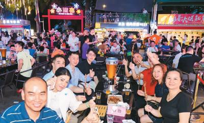 图为顾客在深圳盐田沙头角的“小港夜”夜市用餐、留影。新华社发