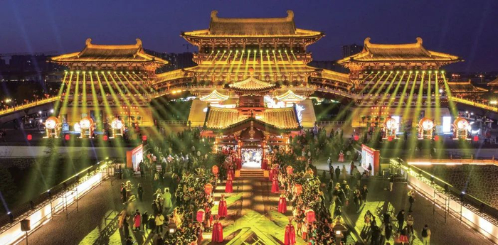 2024年2月11日晚，在河南省洛阳市隋唐洛阳城国家遗址公园九洲池景区，游客欣赏“皇家灯会”主题活动