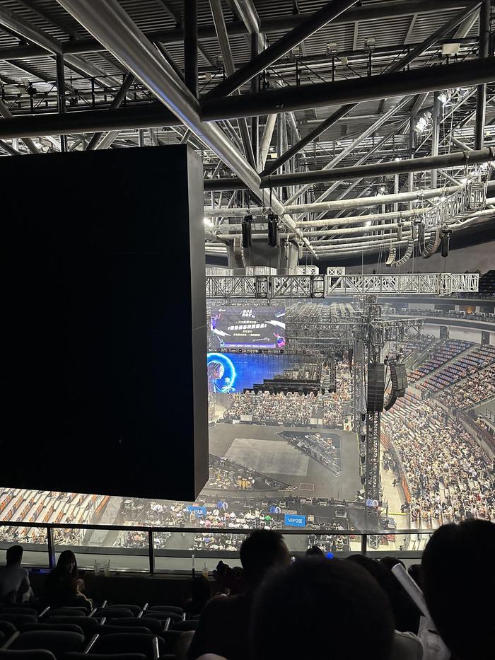 梁静茹苏州奥体中心演唱会，座位前方LED屏幕存在视线遮挡。图/“啦啦啦”提供