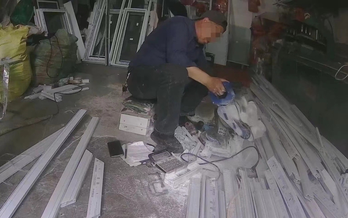 李某某在五金店里进行切割作业。图源：丰台区消防救援支队