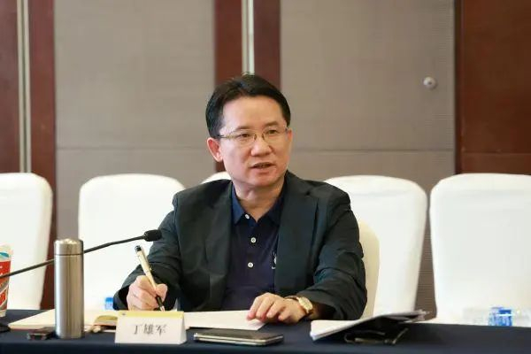 渠道商座谈会上的丁雄军。图片来自贵州茅台集团官网。