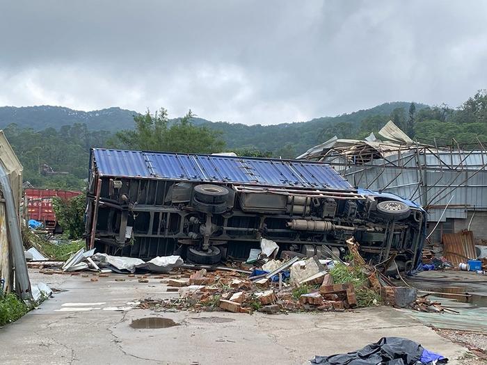 金盆村一厂区里，被风掀倒的货车。