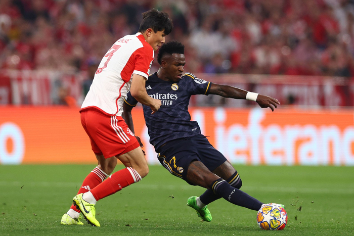 皇马的两个进球都和金玟哉有关。