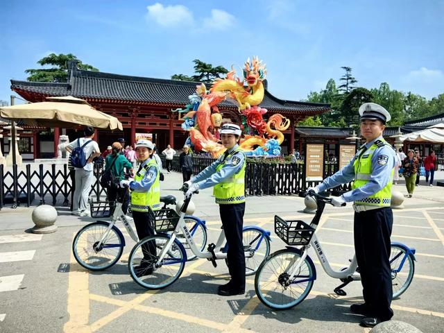 五一期间西安交警碑林大队警用自行车亮相巡逻