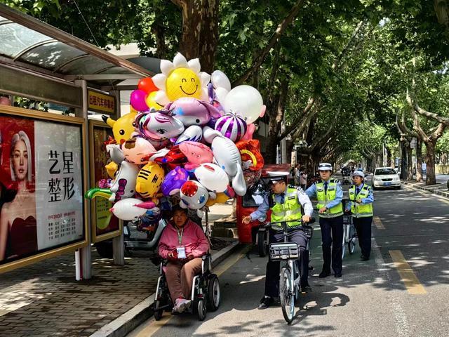 五一期间西安交警碑林大队警用自行车亮相巡逻