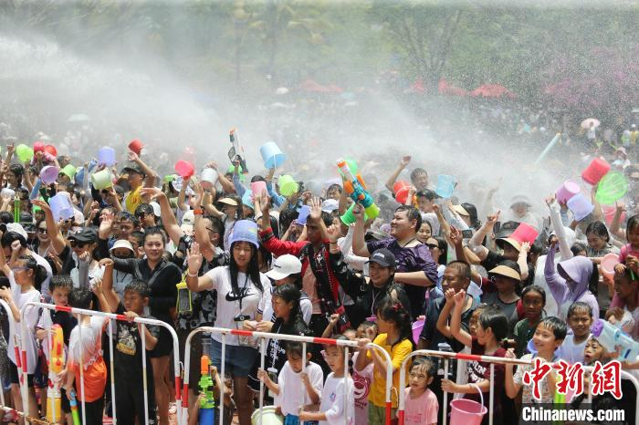 中缅边境云南孟连神鱼节开幕 数万人观龙舟赛参与电音